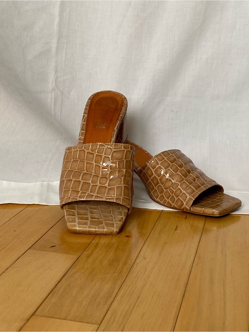 L'INTERVALLE Tan Croc-Embossed Slide Mules